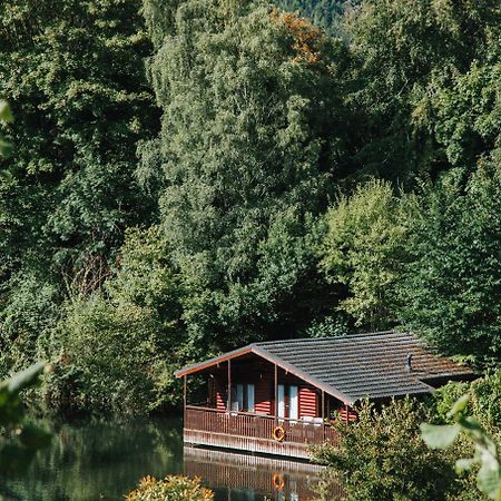 Herons Lake Retreat Hot Tub Lodges Caerwys Exteriör bild