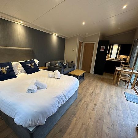 Herons Lake Retreat Hot Tub Lodges Caerwys Exteriör bild