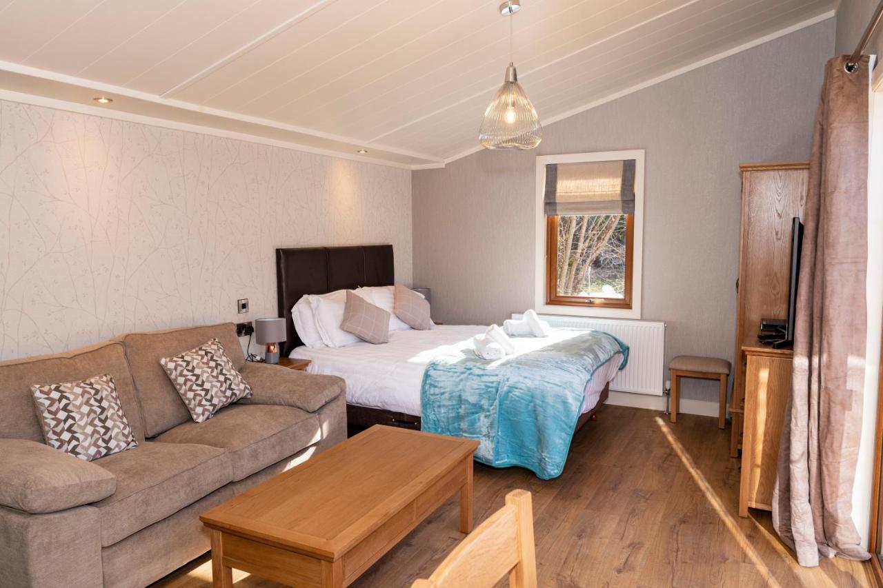 Herons Lake Retreat Hot Tub Lodges Caerwys Exteriör bild