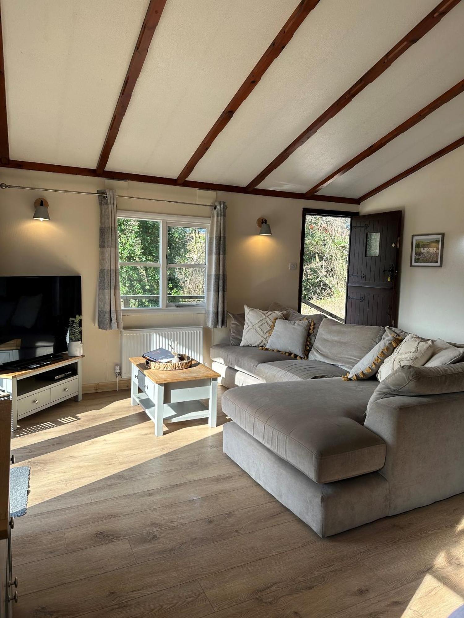 Herons Lake Retreat Hot Tub Lodges Caerwys Exteriör bild