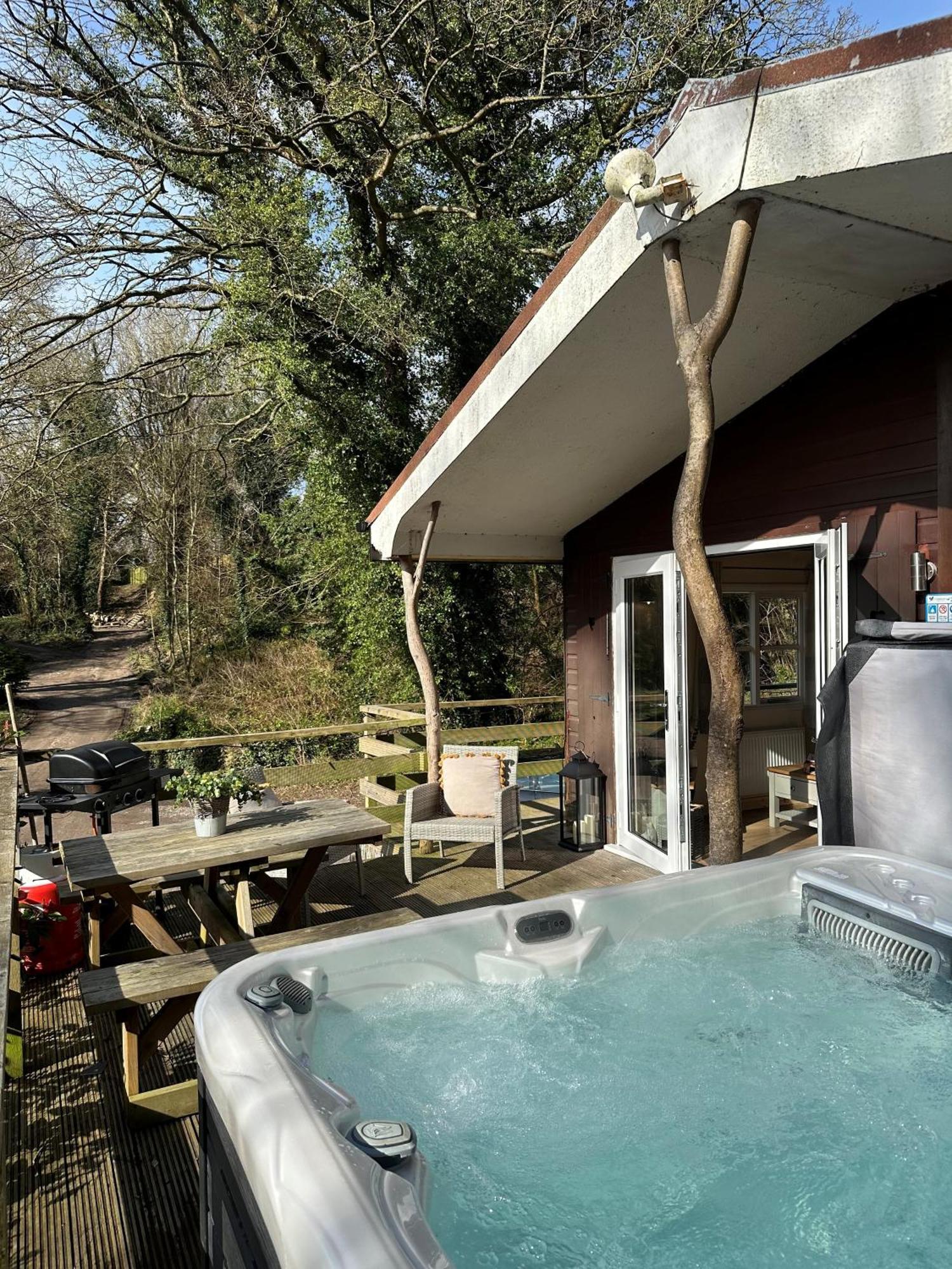Herons Lake Retreat Hot Tub Lodges Caerwys Exteriör bild