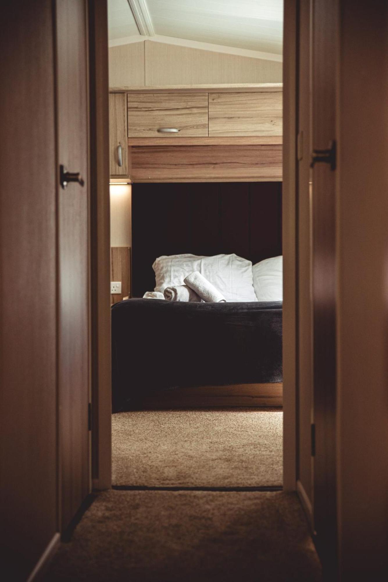 Herons Lake Retreat Hot Tub Lodges Caerwys Exteriör bild