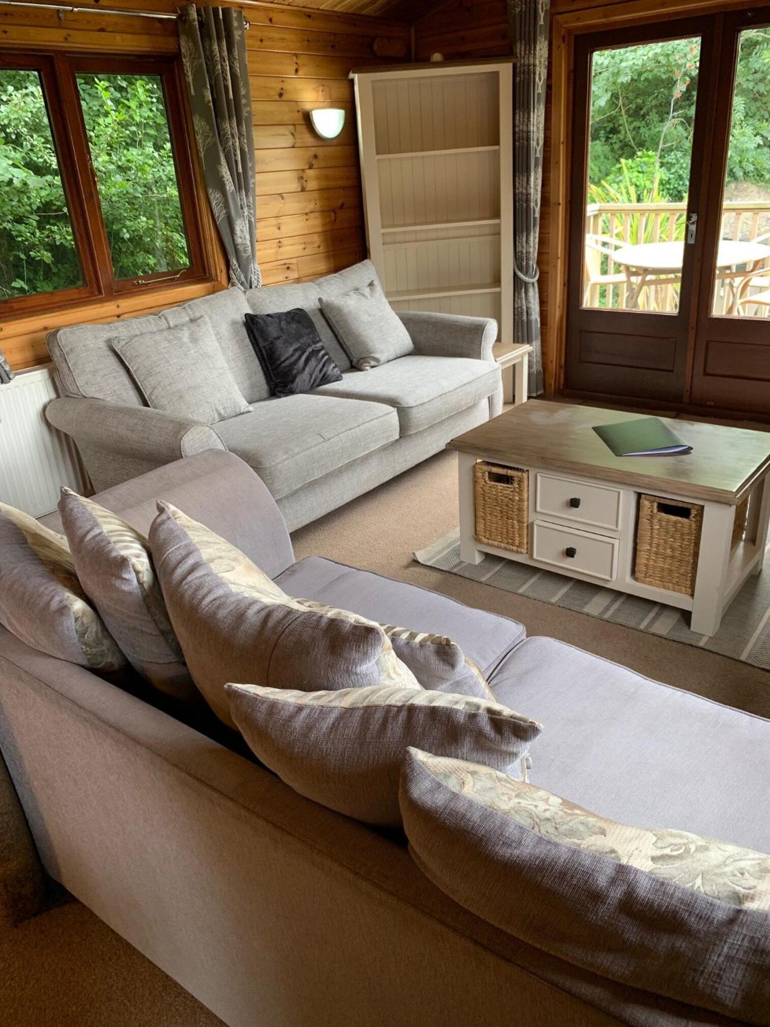 Herons Lake Retreat Hot Tub Lodges Caerwys Exteriör bild