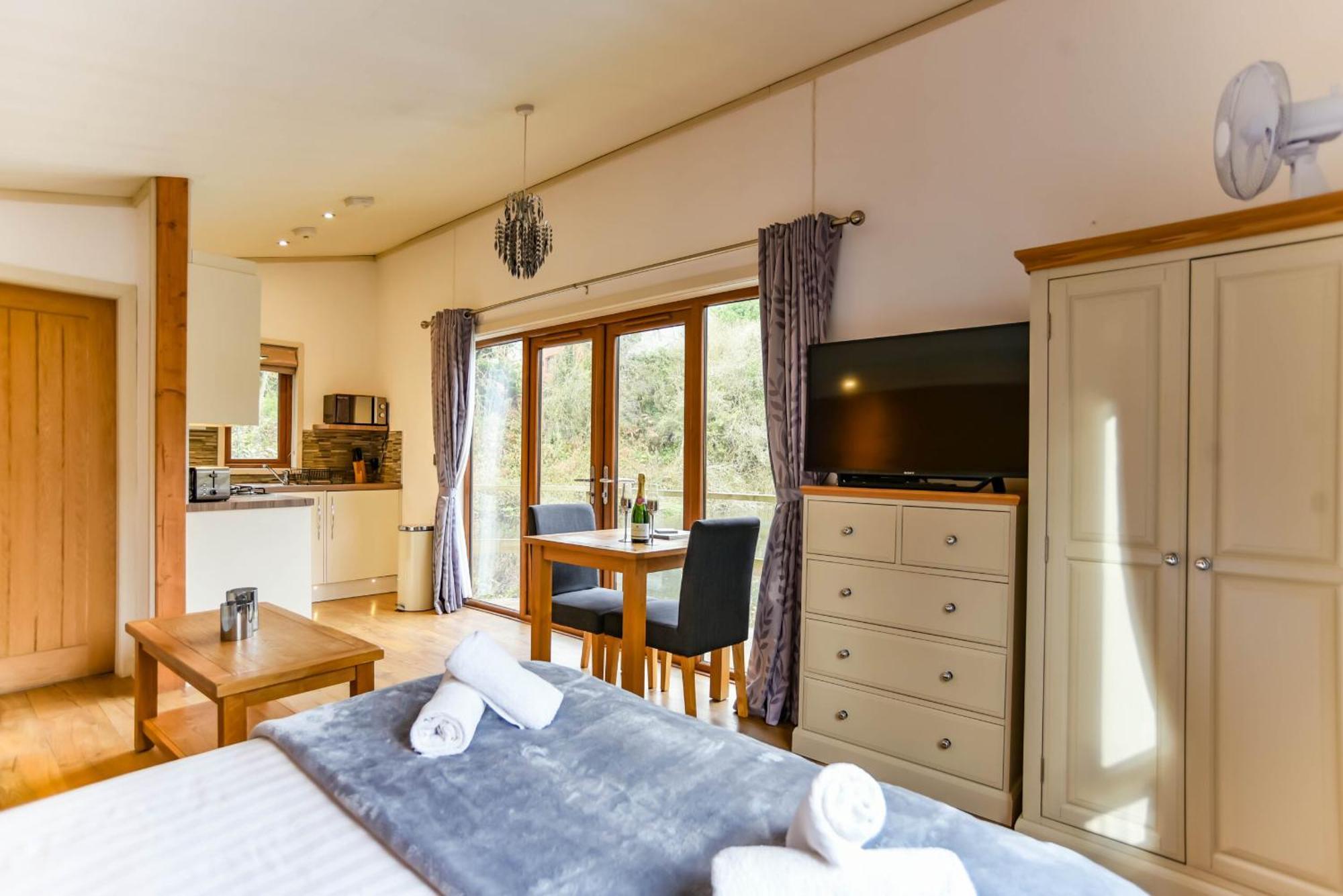 Herons Lake Retreat Hot Tub Lodges Caerwys Exteriör bild