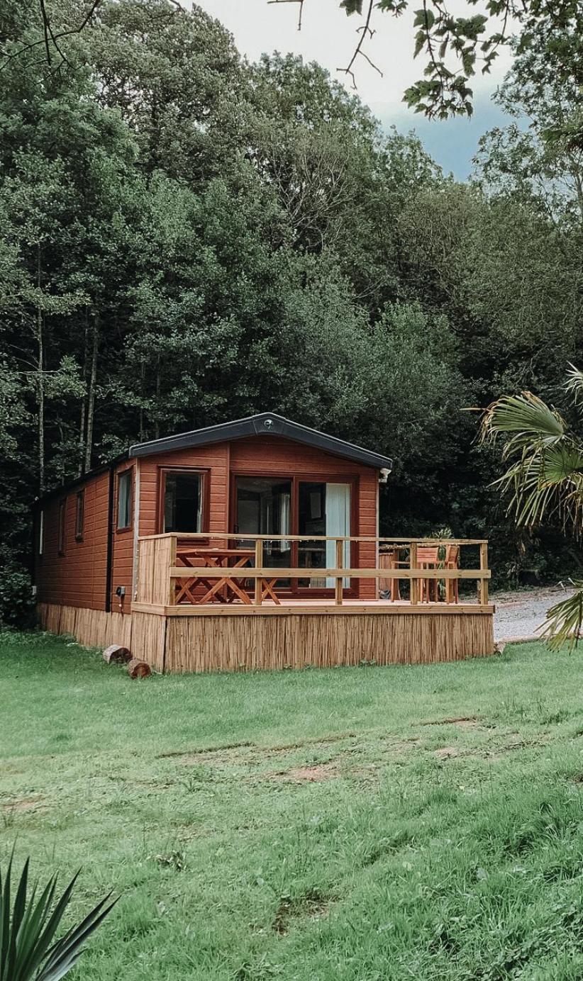 Herons Lake Retreat Hot Tub Lodges Caerwys Exteriör bild