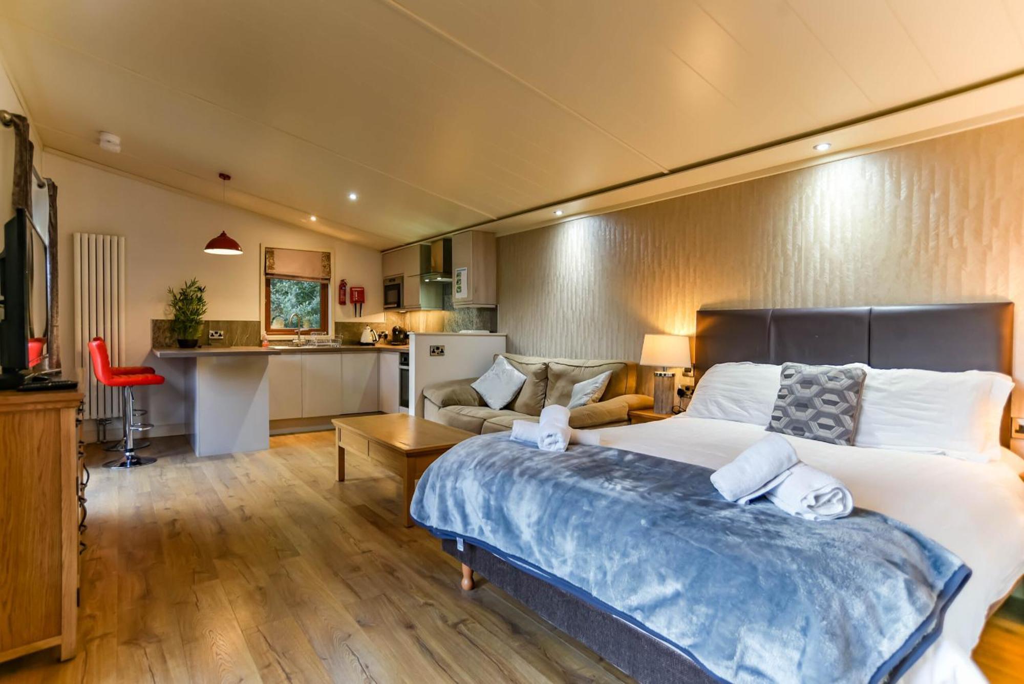 Herons Lake Retreat Hot Tub Lodges Caerwys Exteriör bild