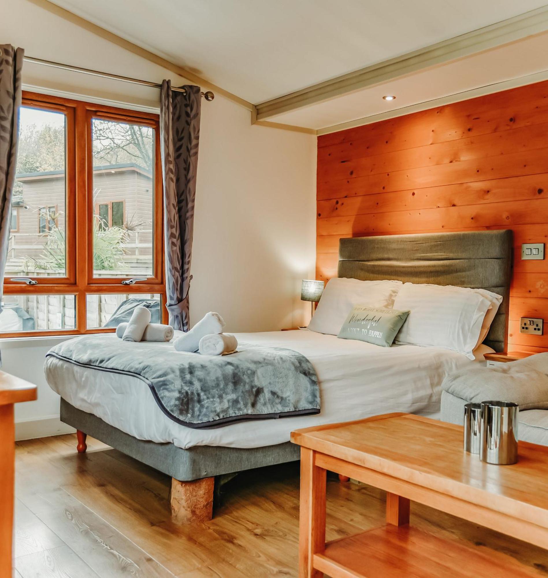 Herons Lake Retreat Hot Tub Lodges Caerwys Exteriör bild