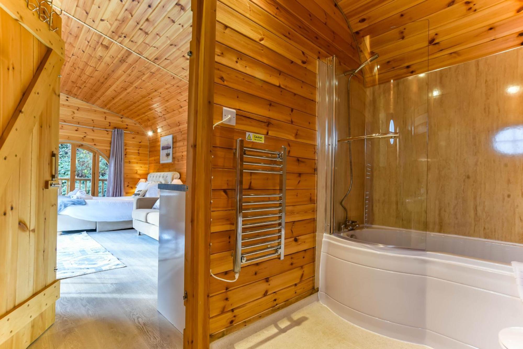 Herons Lake Retreat Hot Tub Lodges Caerwys Exteriör bild