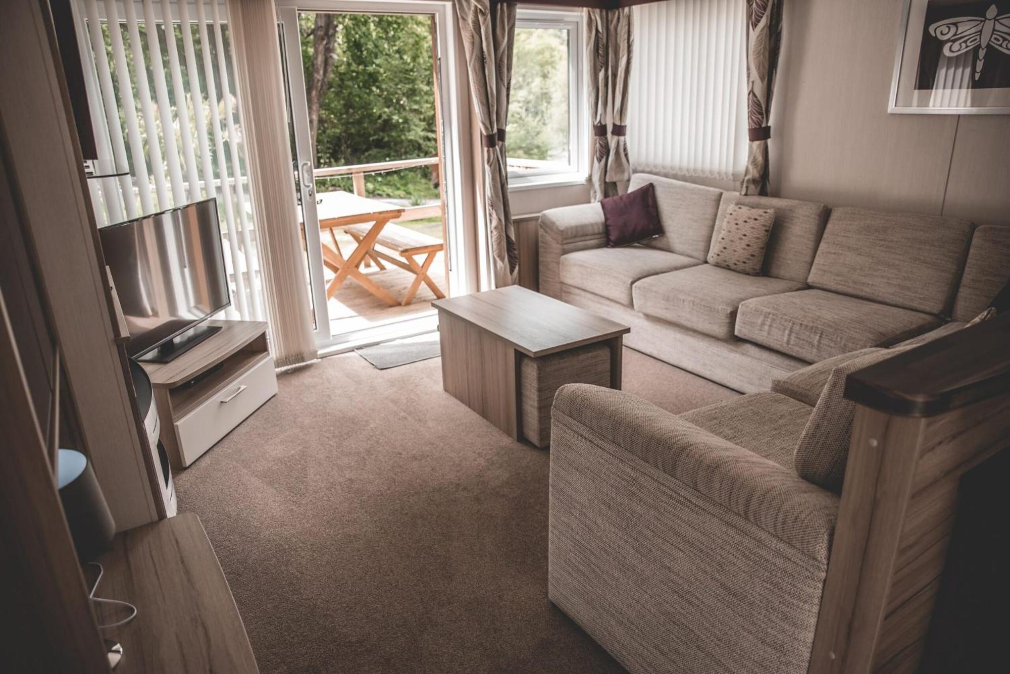Herons Lake Retreat Hot Tub Lodges Caerwys Exteriör bild