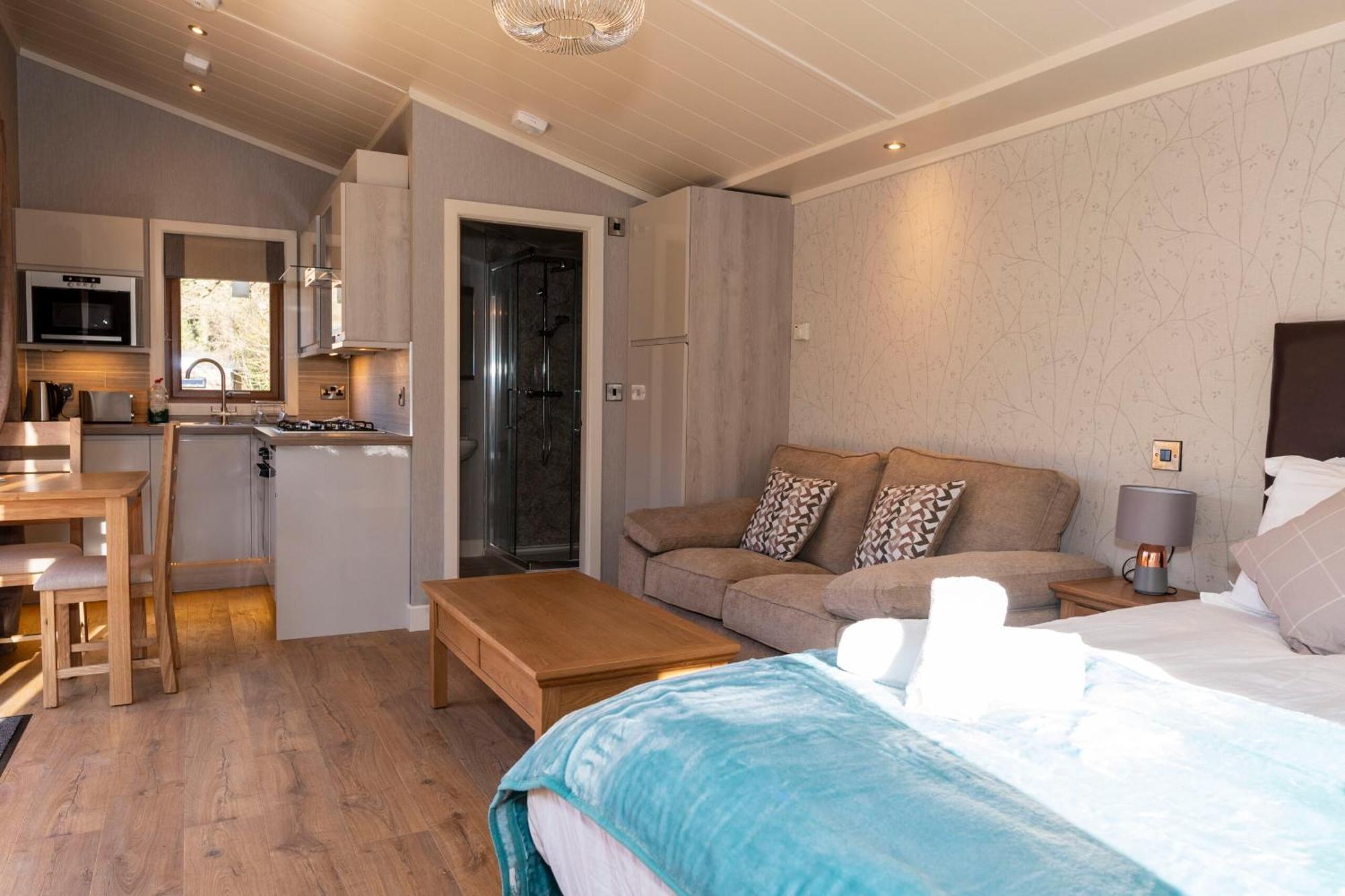 Herons Lake Retreat Hot Tub Lodges Caerwys Exteriör bild