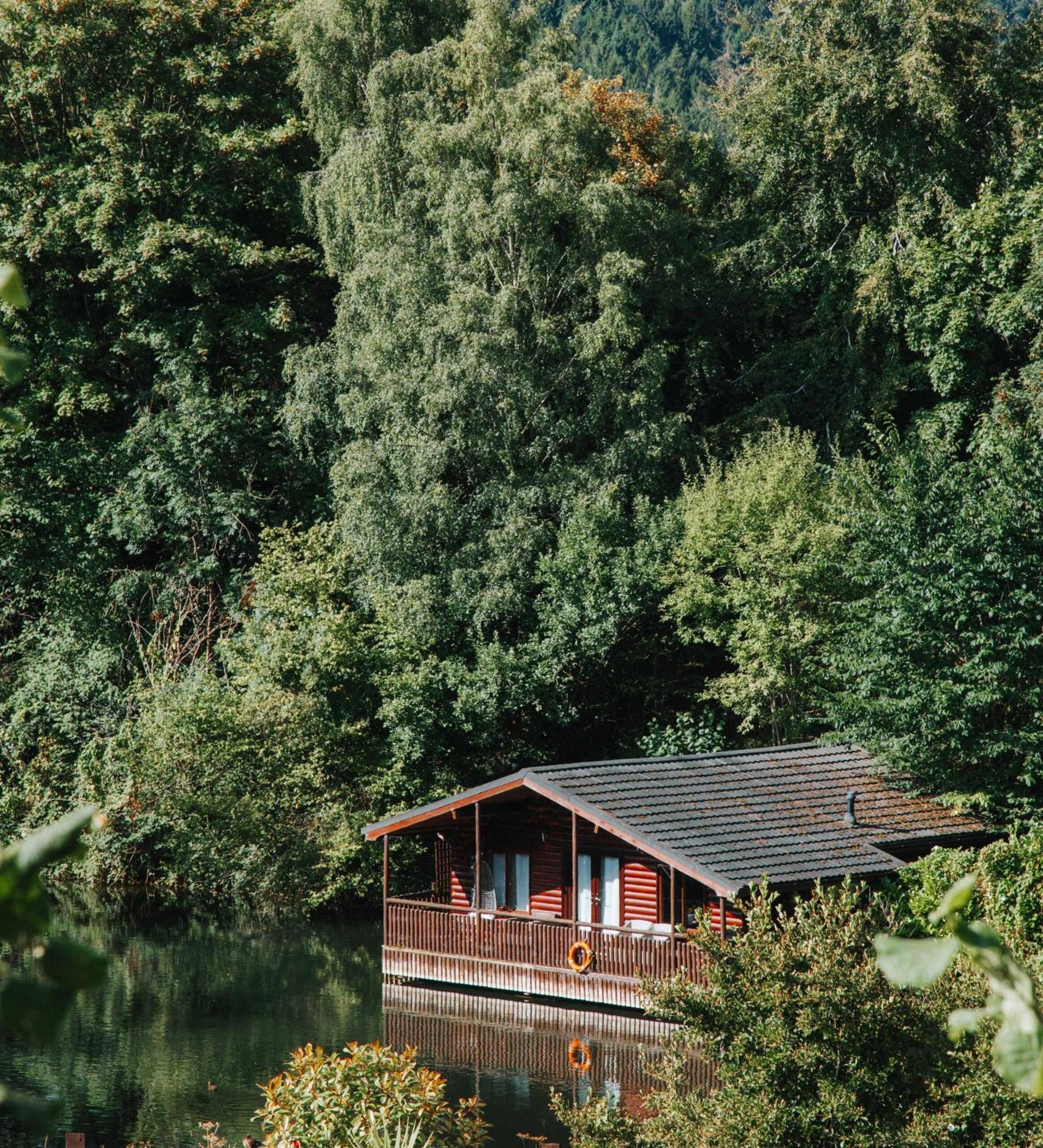 Herons Lake Retreat Hot Tub Lodges Caerwys Exteriör bild