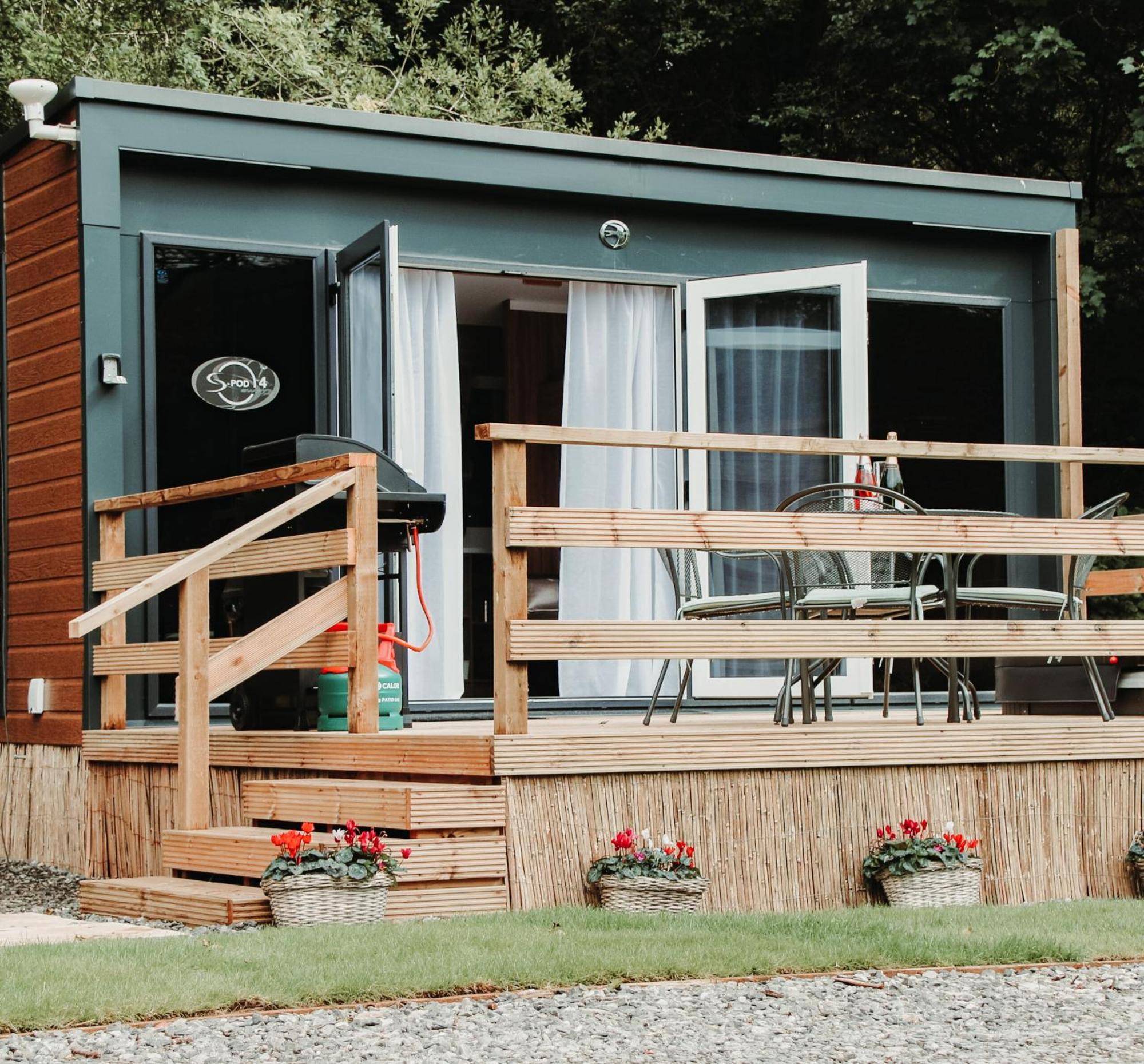 Herons Lake Retreat Hot Tub Lodges Caerwys Exteriör bild