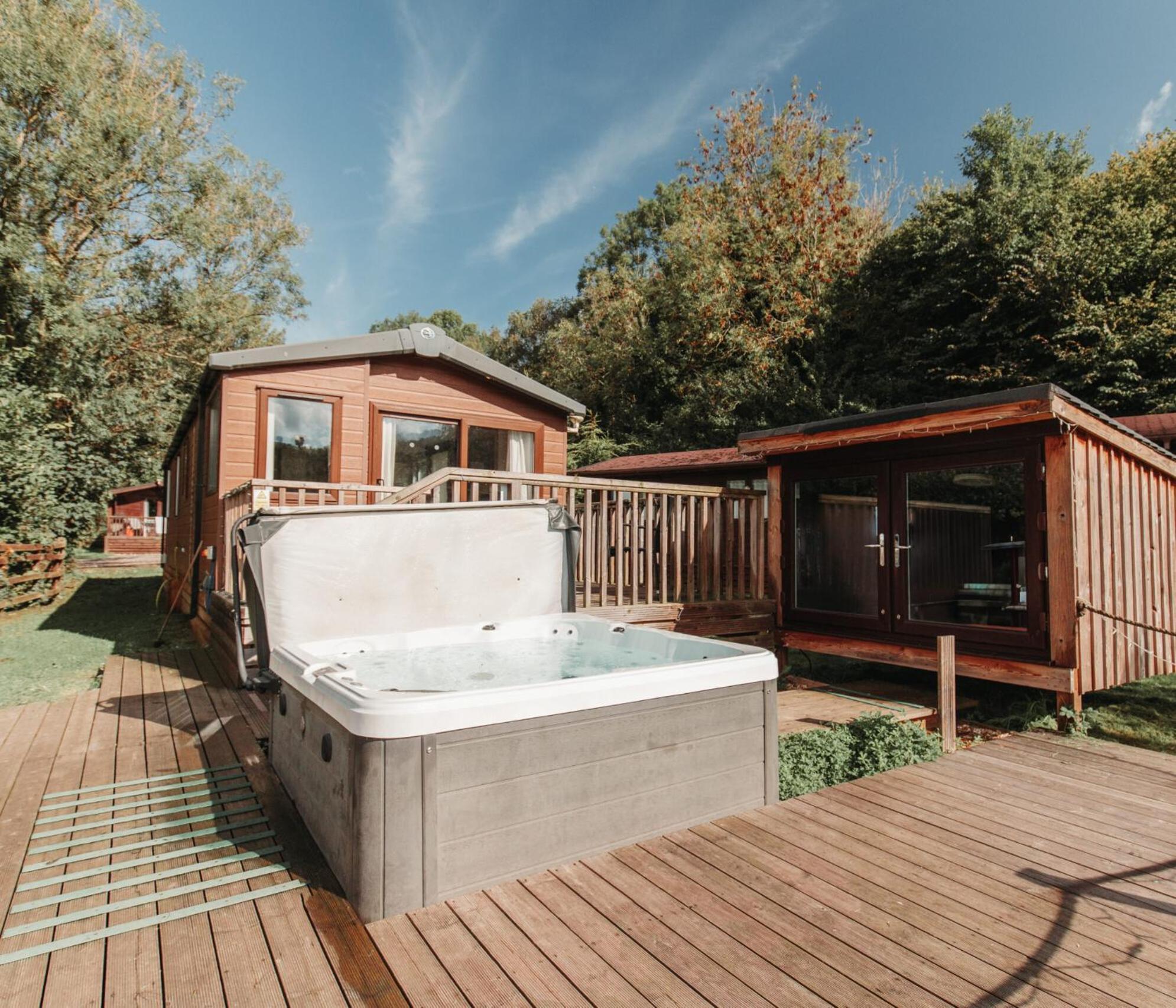 Herons Lake Retreat Hot Tub Lodges Caerwys Exteriör bild