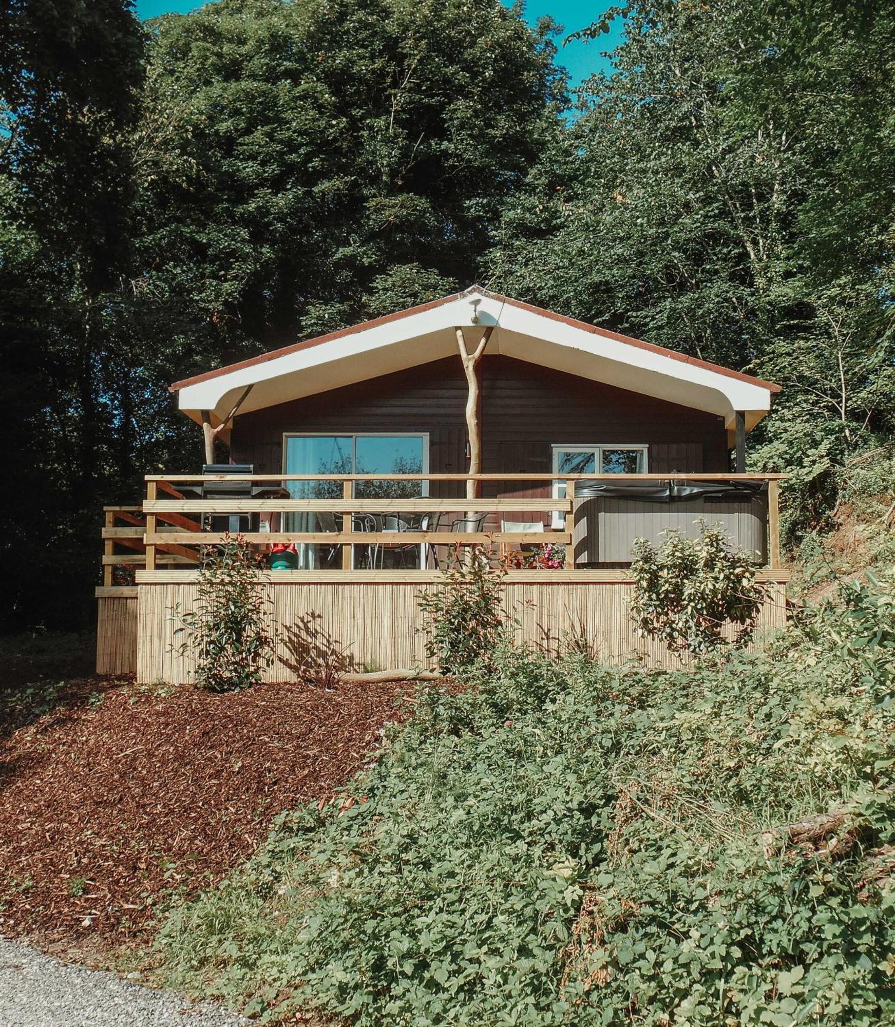 Herons Lake Retreat Hot Tub Lodges Caerwys Exteriör bild