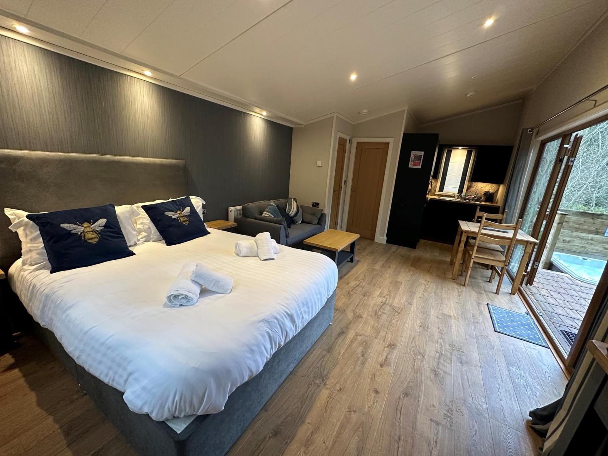Herons Lake Retreat Hot Tub Lodges Caerwys Exteriör bild