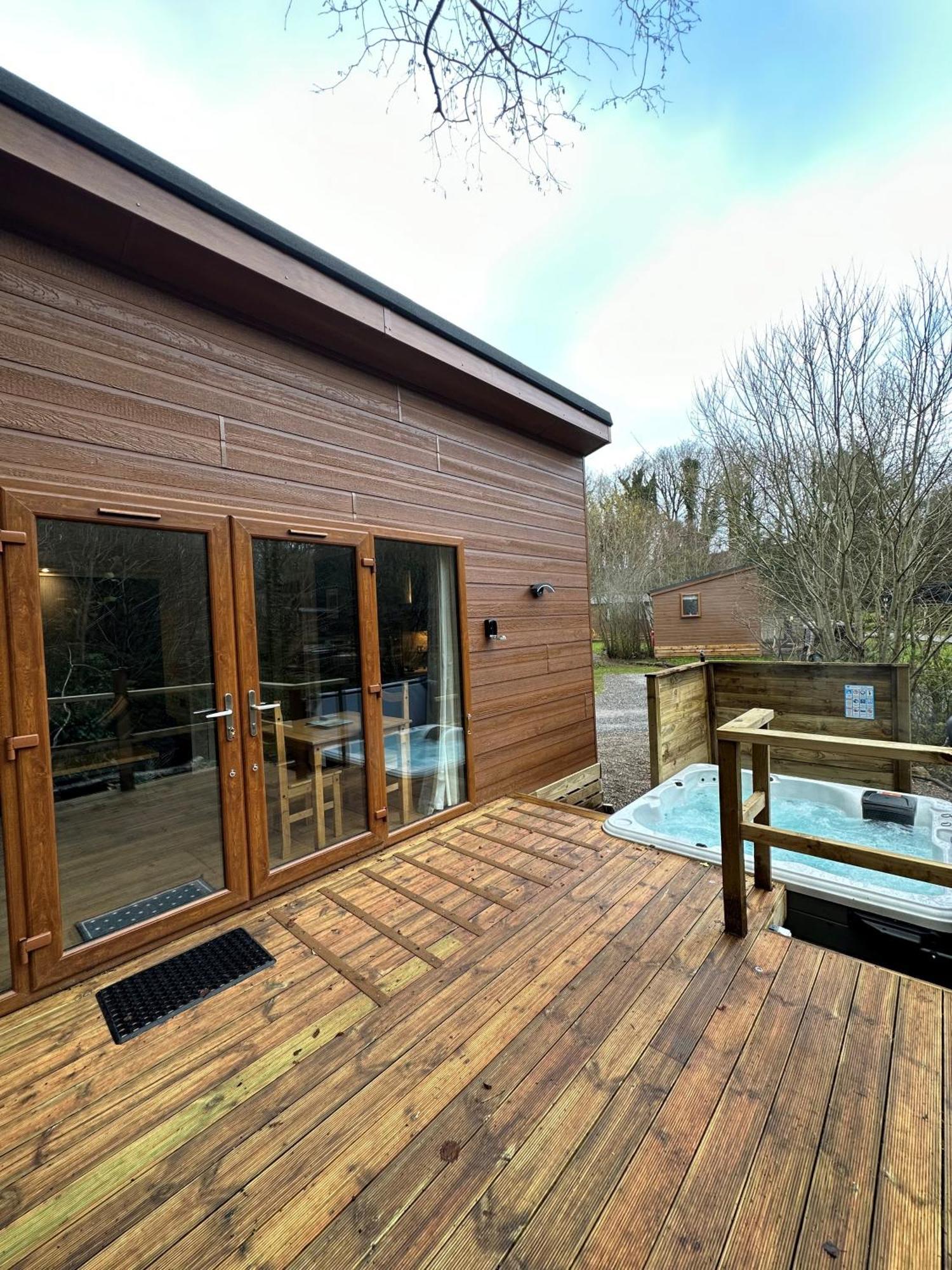 Herons Lake Retreat Hot Tub Lodges Caerwys Exteriör bild