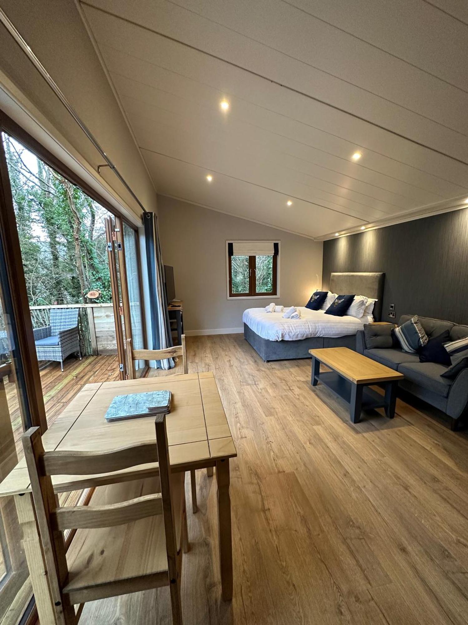 Herons Lake Retreat Hot Tub Lodges Caerwys Exteriör bild