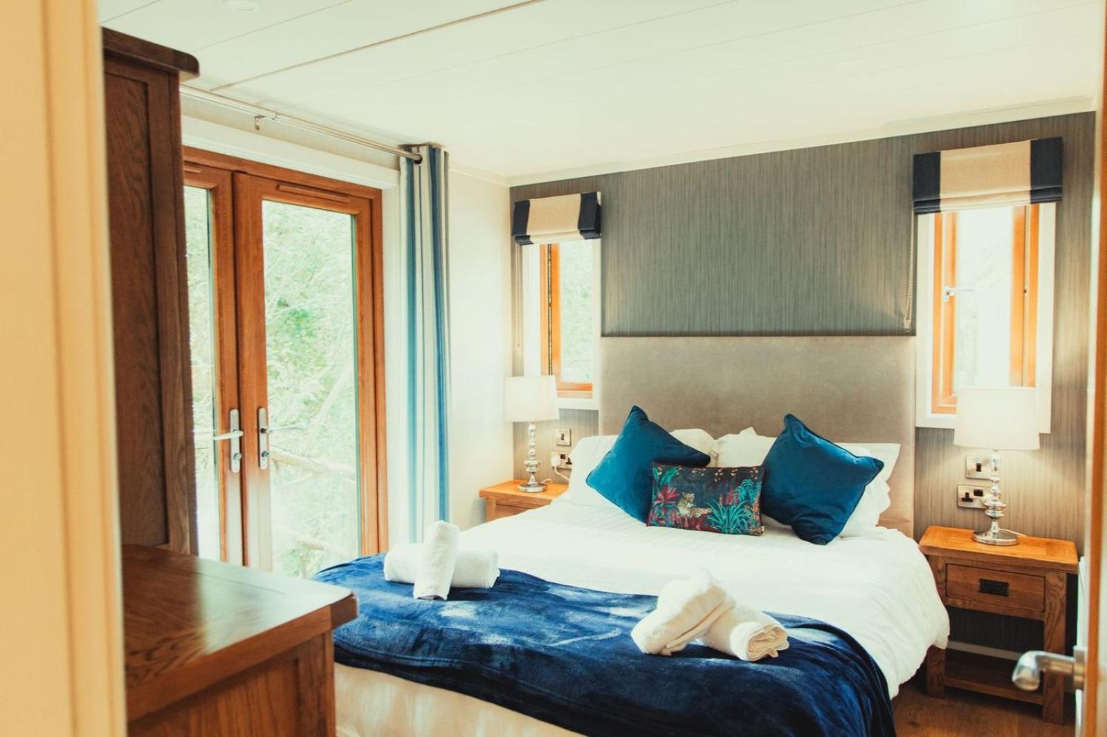 Herons Lake Retreat Hot Tub Lodges Caerwys Exteriör bild