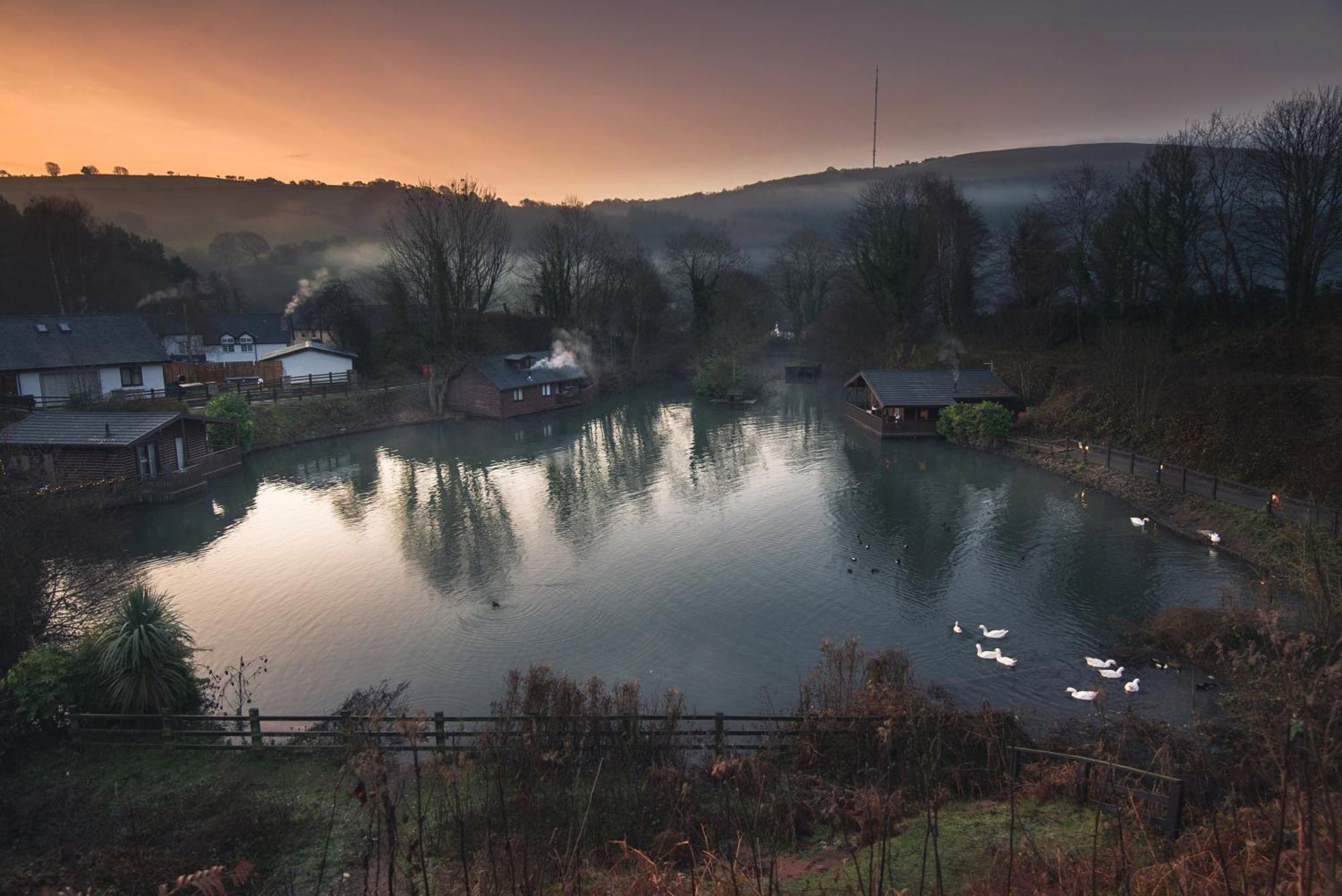Herons Lake Retreat Hot Tub Lodges Caerwys Exteriör bild