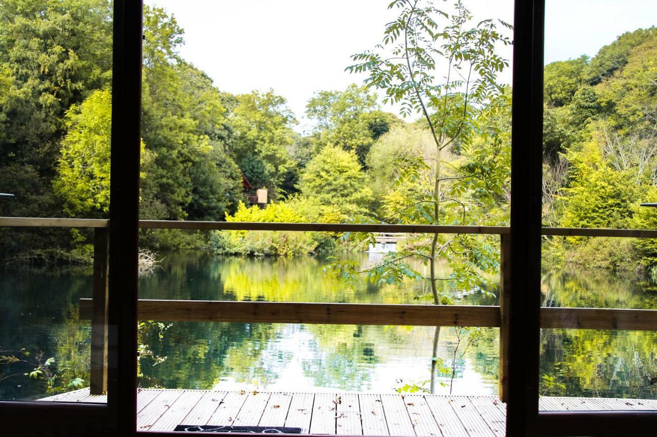 Herons Lake Retreat Hot Tub Lodges Caerwys Exteriör bild