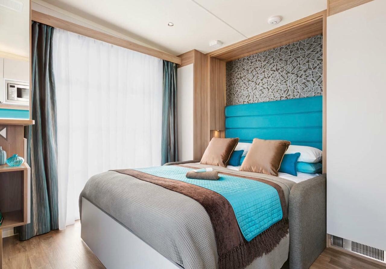 Herons Lake Retreat Hot Tub Lodges Caerwys Exteriör bild