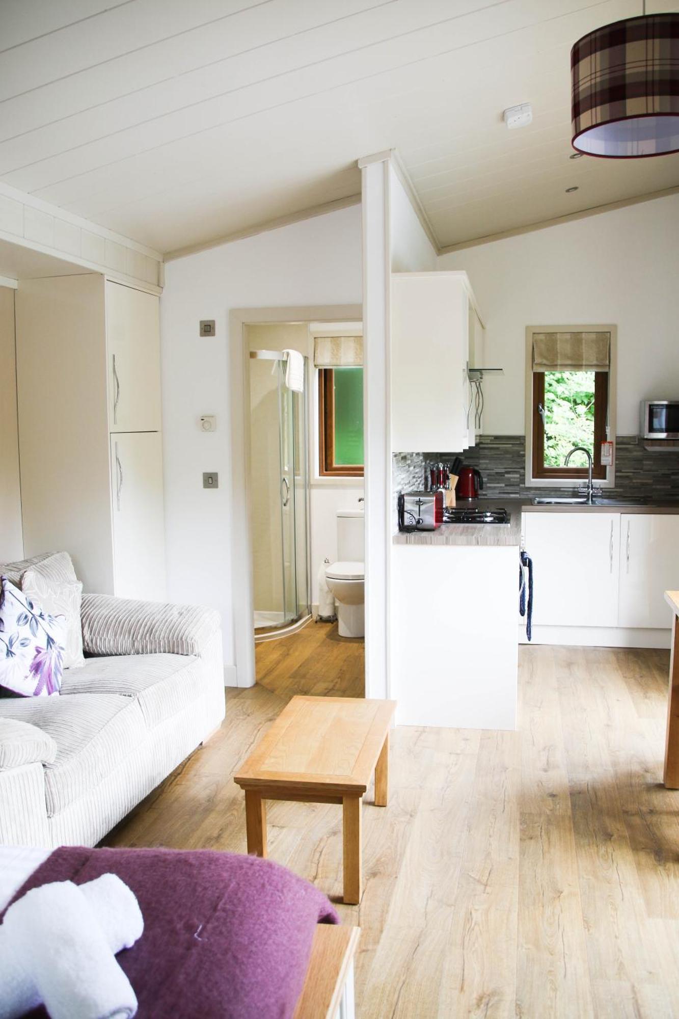 Herons Lake Retreat Hot Tub Lodges Caerwys Exteriör bild