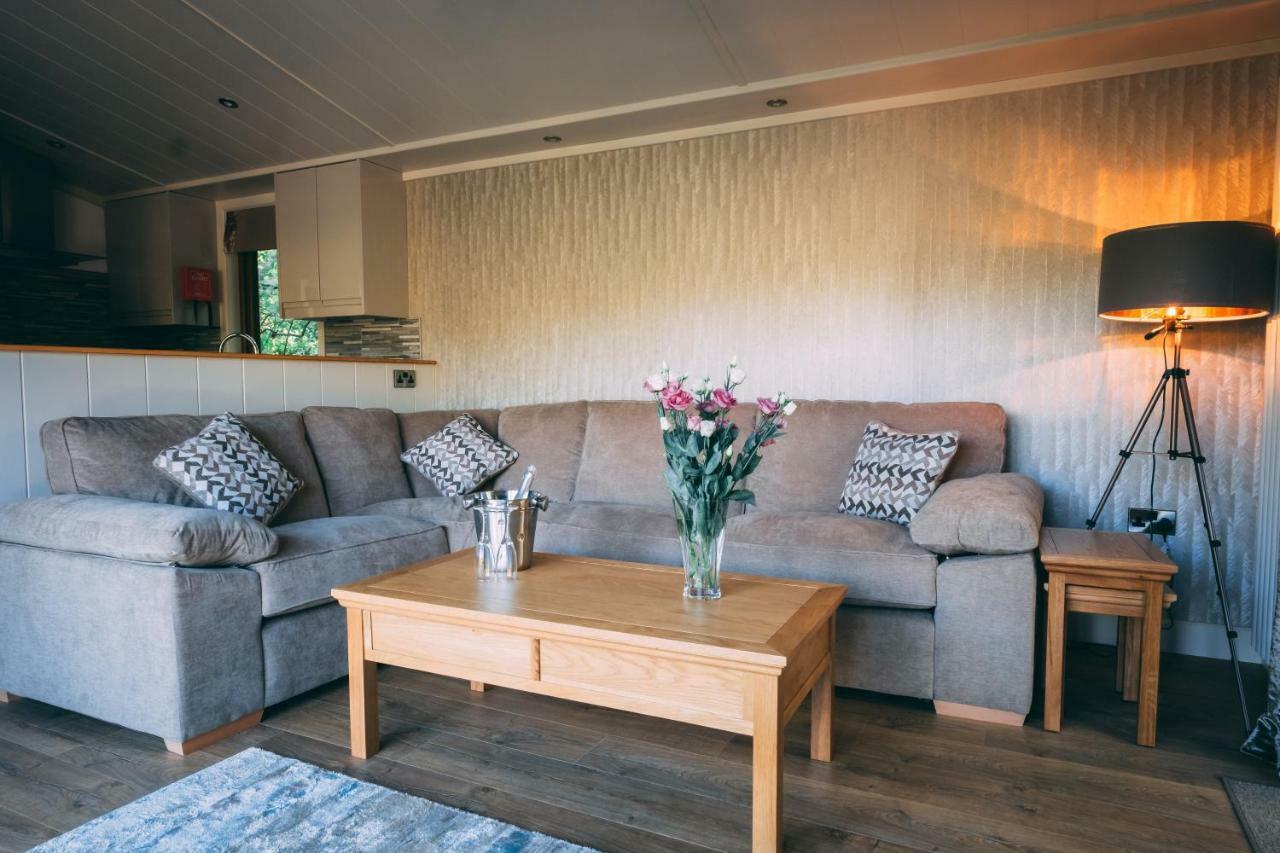 Herons Lake Retreat Hot Tub Lodges Caerwys Exteriör bild