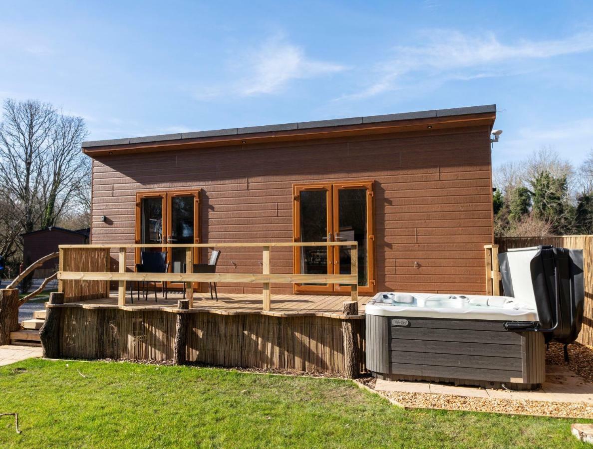 Herons Lake Retreat Hot Tub Lodges Caerwys Exteriör bild