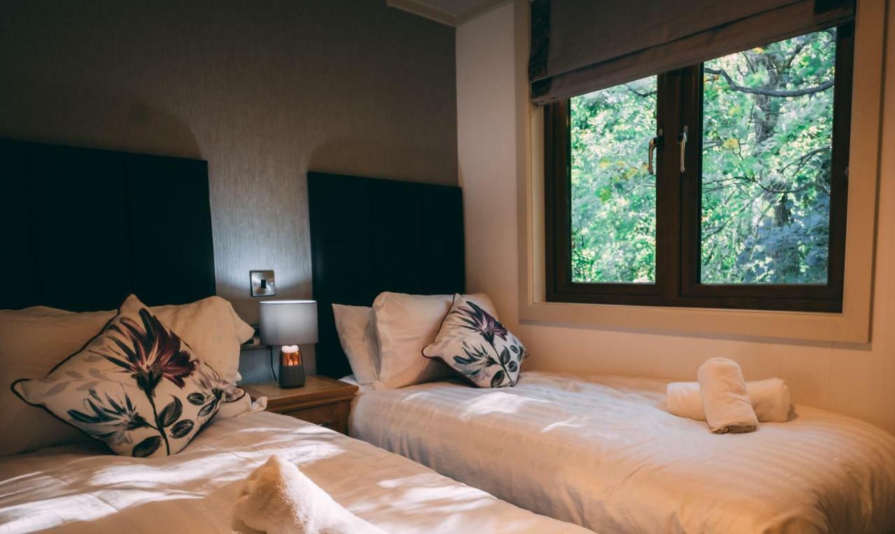 Herons Lake Retreat Hot Tub Lodges Caerwys Exteriör bild