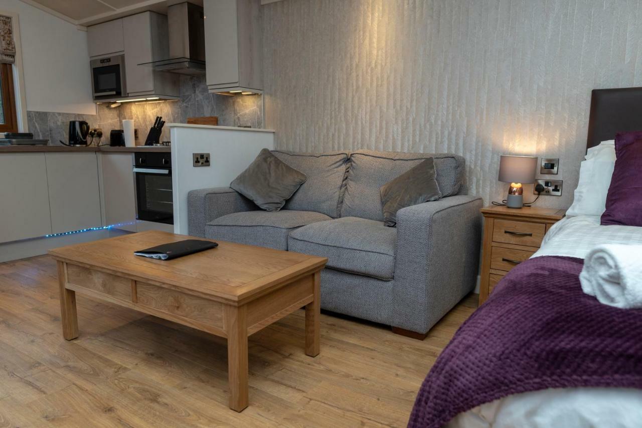 Herons Lake Retreat Hot Tub Lodges Caerwys Exteriör bild