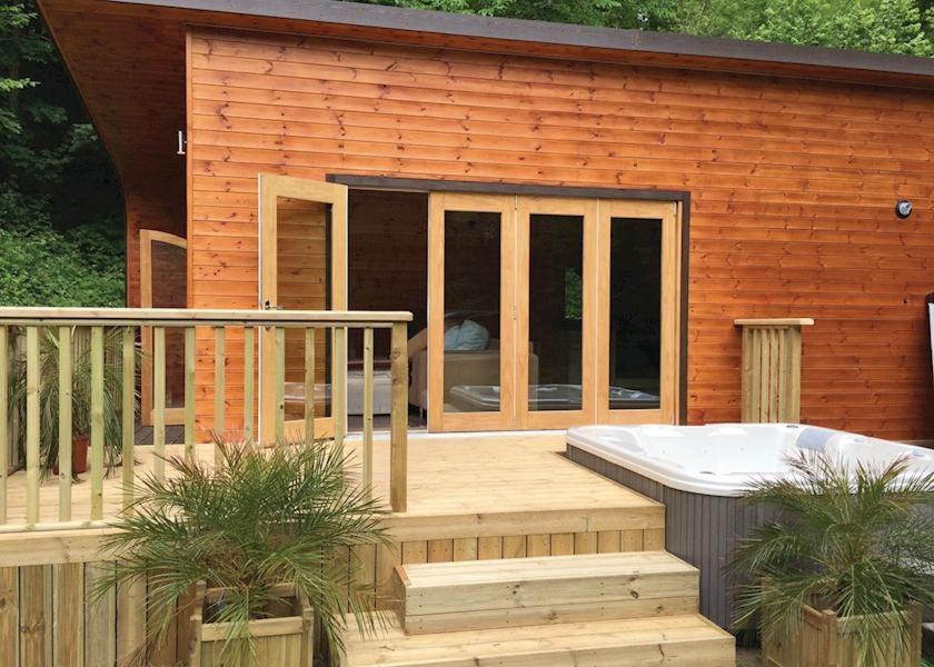 Herons Lake Retreat Hot Tub Lodges Caerwys Exteriör bild