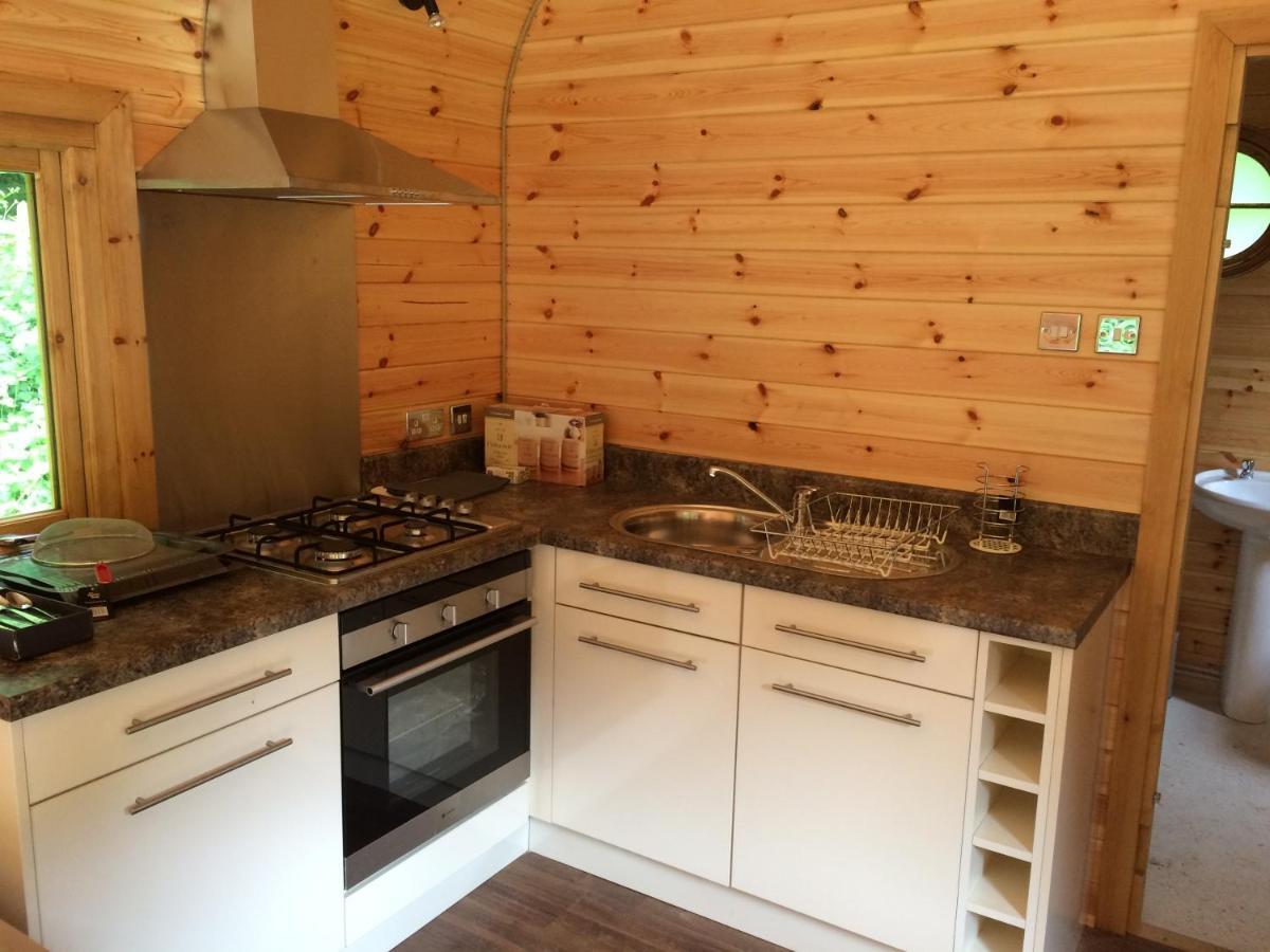Herons Lake Retreat Hot Tub Lodges Caerwys Exteriör bild